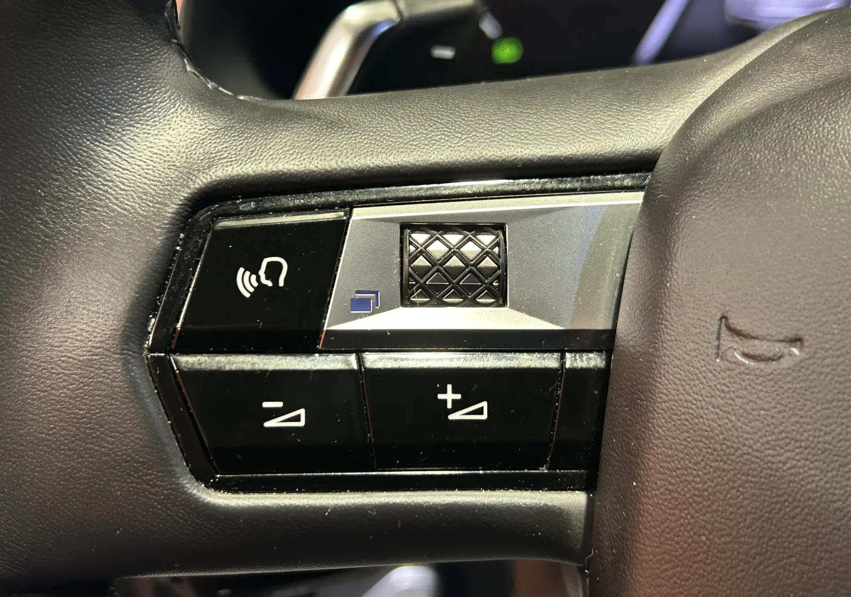 Gros plan sur les commandes de volume et appel au volant cuir noir du DS7 BlueHDI 130 2024 intérieur