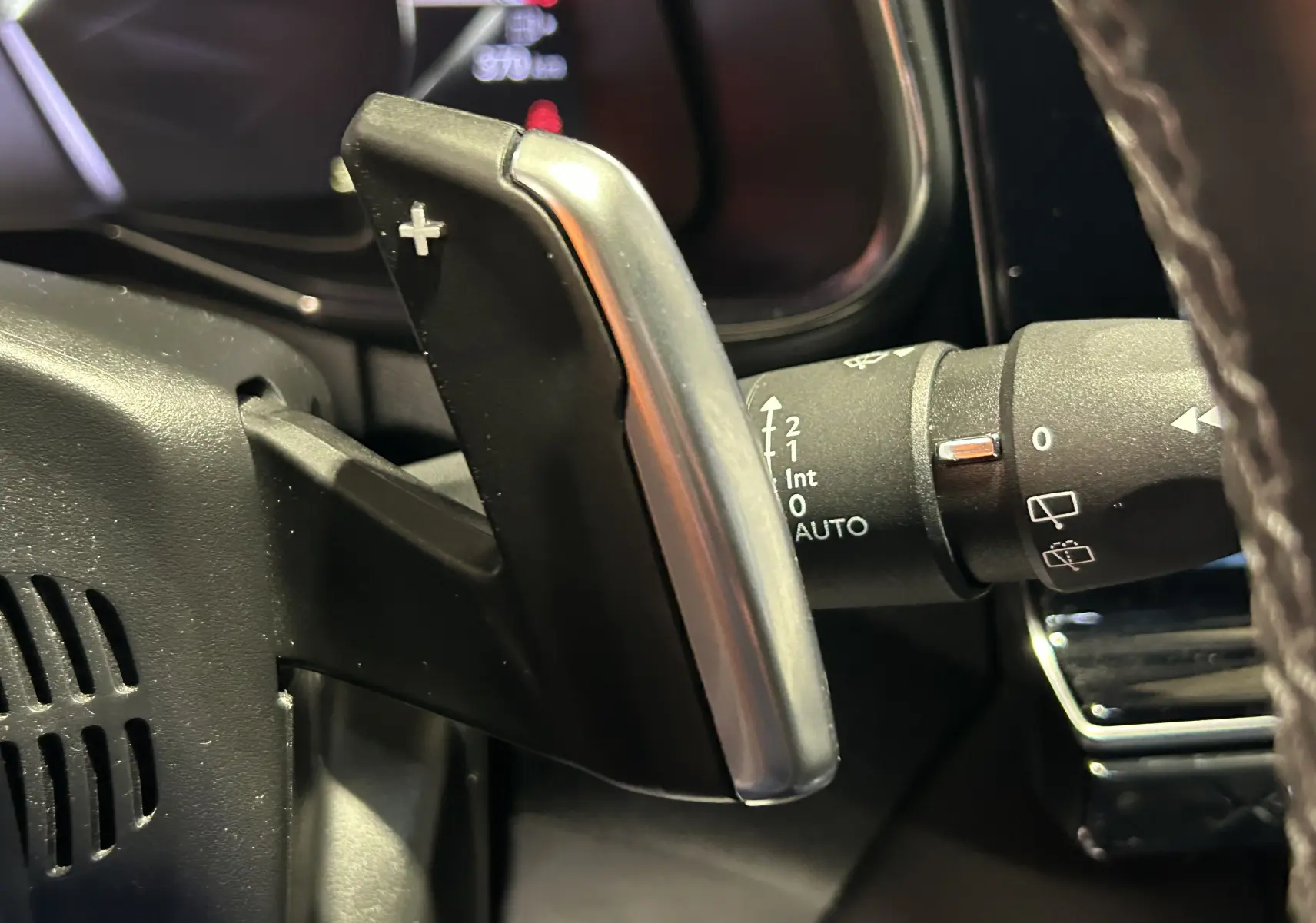 Gros plan sur la palette de changement de vitesse + côté droit du volant du DS7 BlueHDI 130 2024.