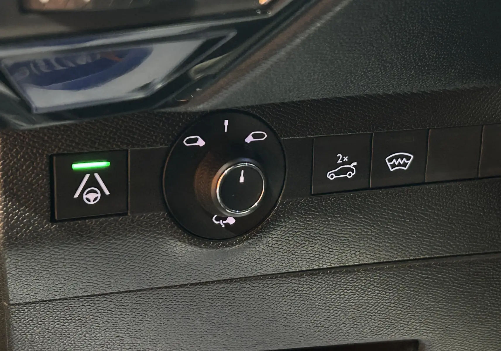 Gros plan sur les commandes de fonctions d'aide à la conduite du DS7 BlueHDI 130 en finition Opera, intérieur noir.