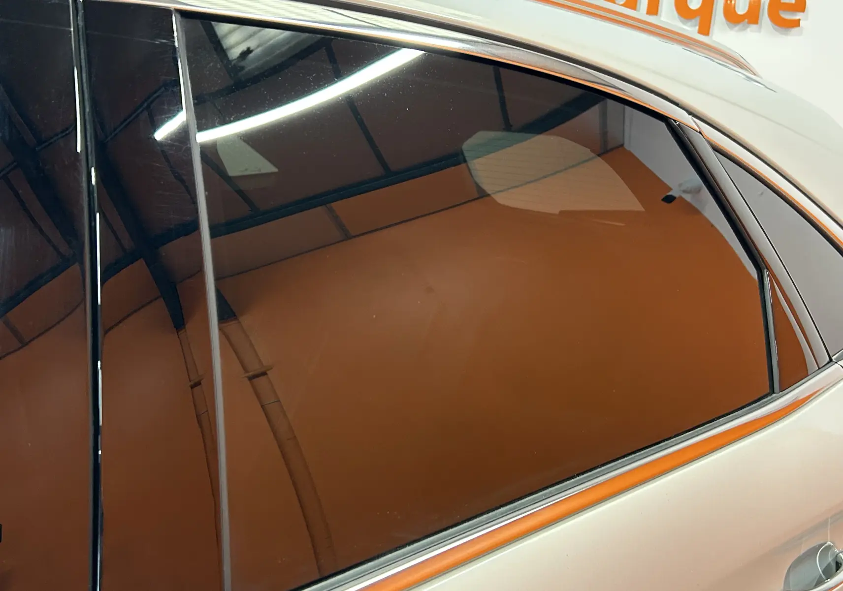 Gros plan sur la vitre arrière teintée côté droit du DS7 BlueHDI 130 2024 couleur Chrystal pearl.