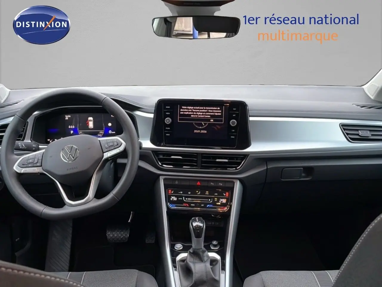 Vue intérieure frontale du Volkswagen T-Roc noir Grenadilla, mettant en valeur le tableau de bord numérique et la console centrale moderne.