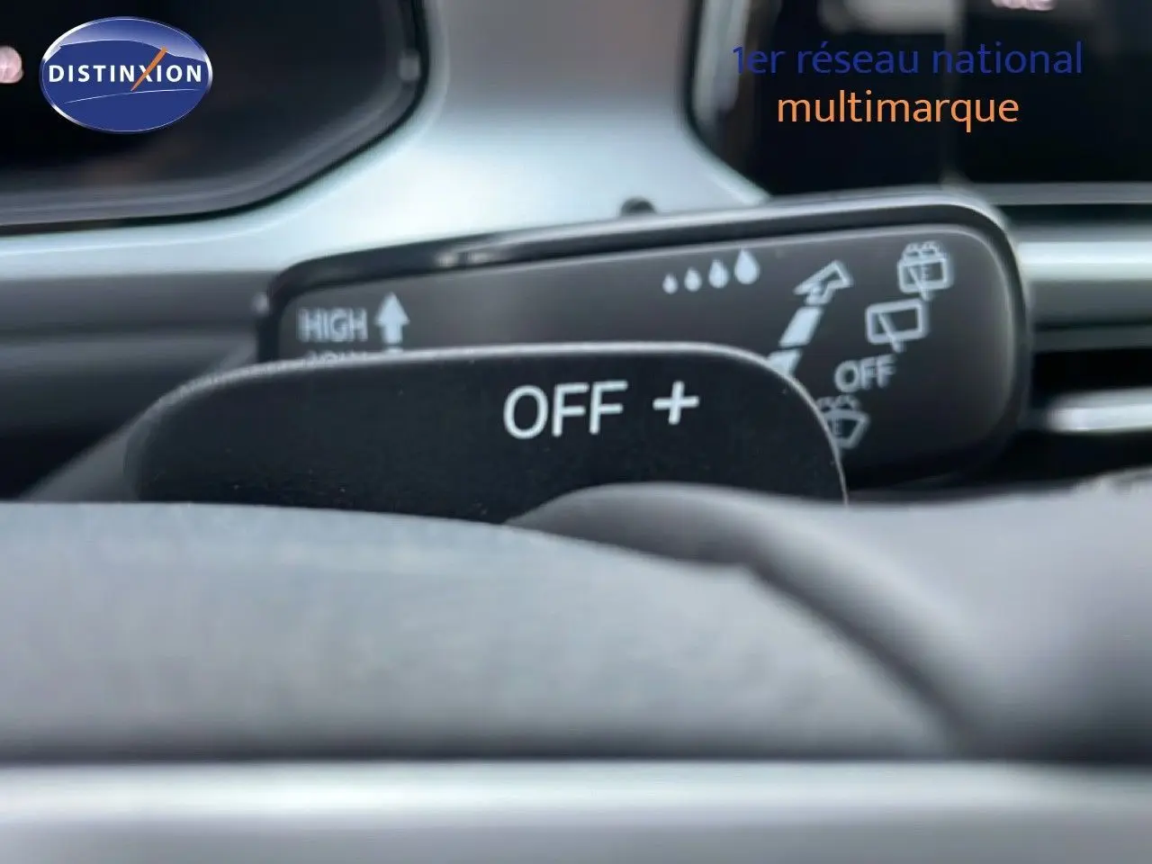 Gros plan sur le commodo de commande des essuie-glaces dans l'habitacle du Volkswagen T-Roc noir Grenadilla.