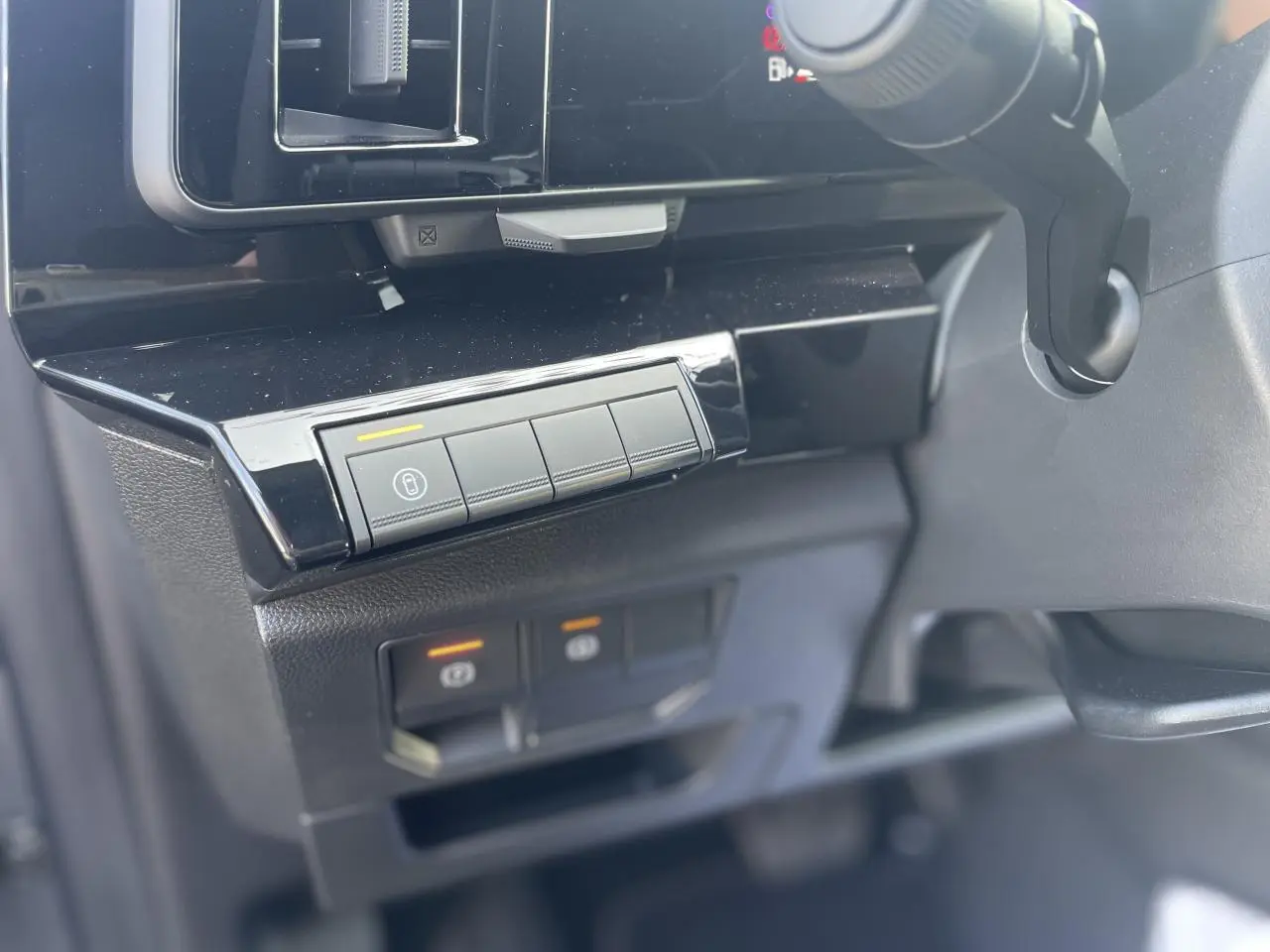 Gros plan sur les commandes sous le tableau de bord côté gauche de la Renault Rafale 2025 gris toit noir.