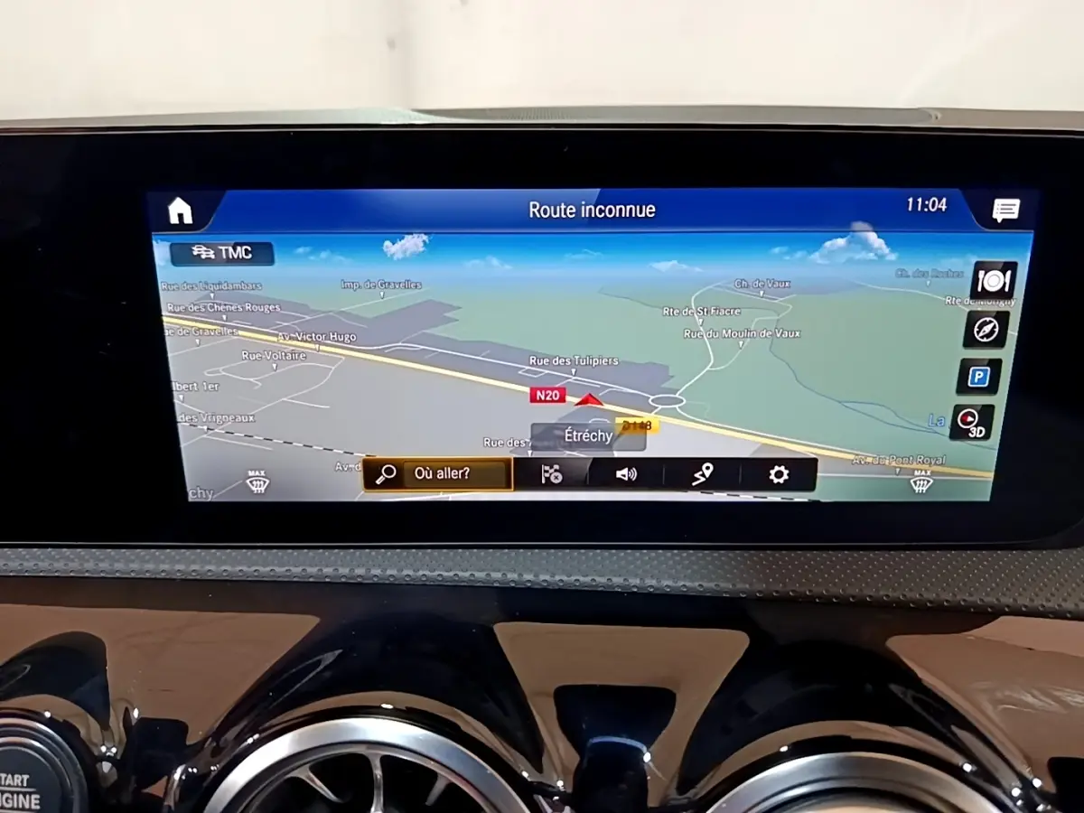 Écran tactile de navigation 3D de la Mercedes Classe A 200 d Progressive Line 2022, vue intérieure tableau de bord.