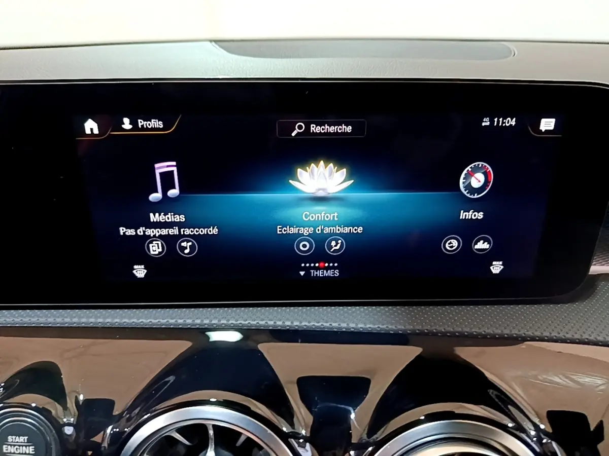 Écran tactile central de la Mercedes Classe A 200 d Progressive Line 2022, affichant les options médias, confort et infos.
