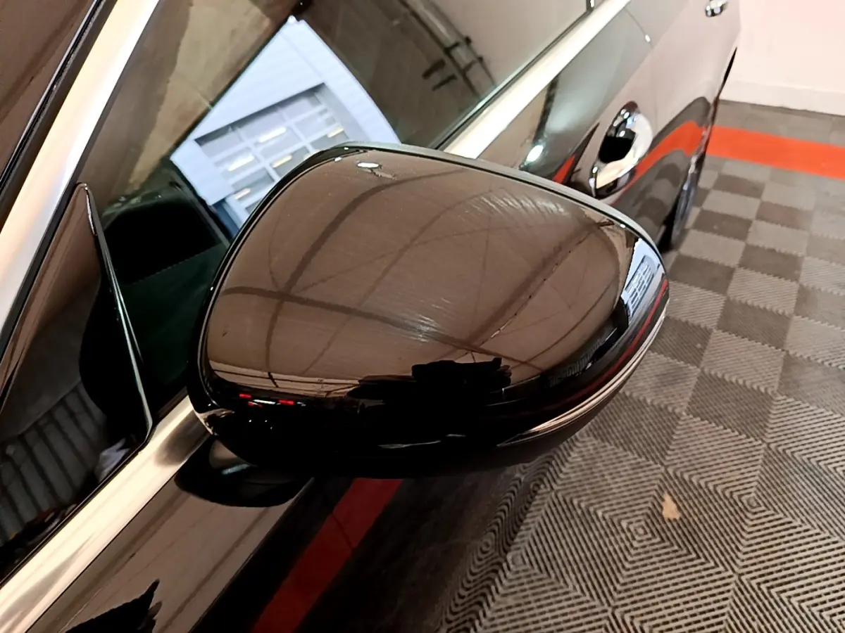 Rétroviseur noir brillant côté droit de la Mercedes Classe A Berline A 200 d Progressive Line 2022, vue rapprochée.