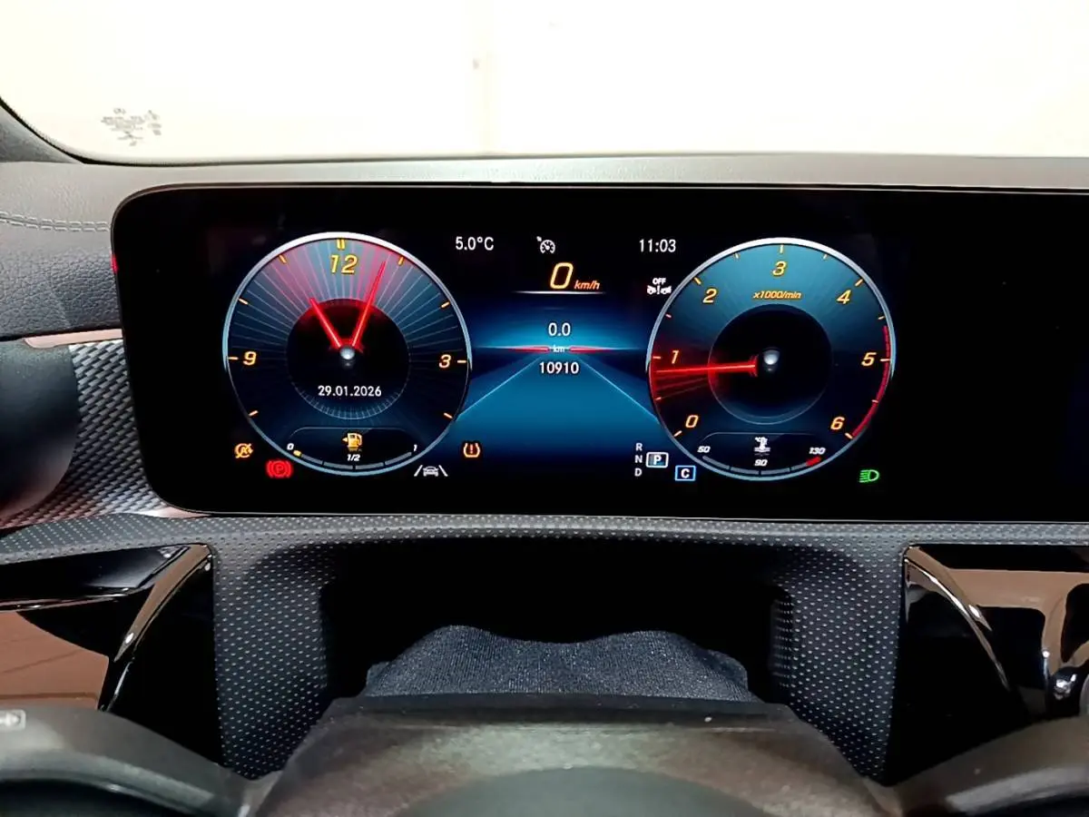 Tableau de bord numérique de la Mercedes Classe A 200 d Progressive Line 2022 affichant vitesse, compte-tours et température extérieure.