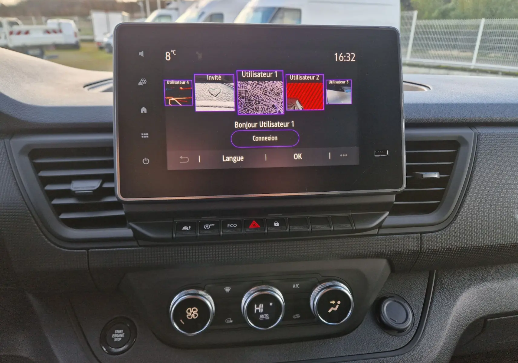 Vue rapprochée de l’écran tactile Easy Link 8'' et de la console centrale du Renault Trafic Fourgon gris Highland 2025.