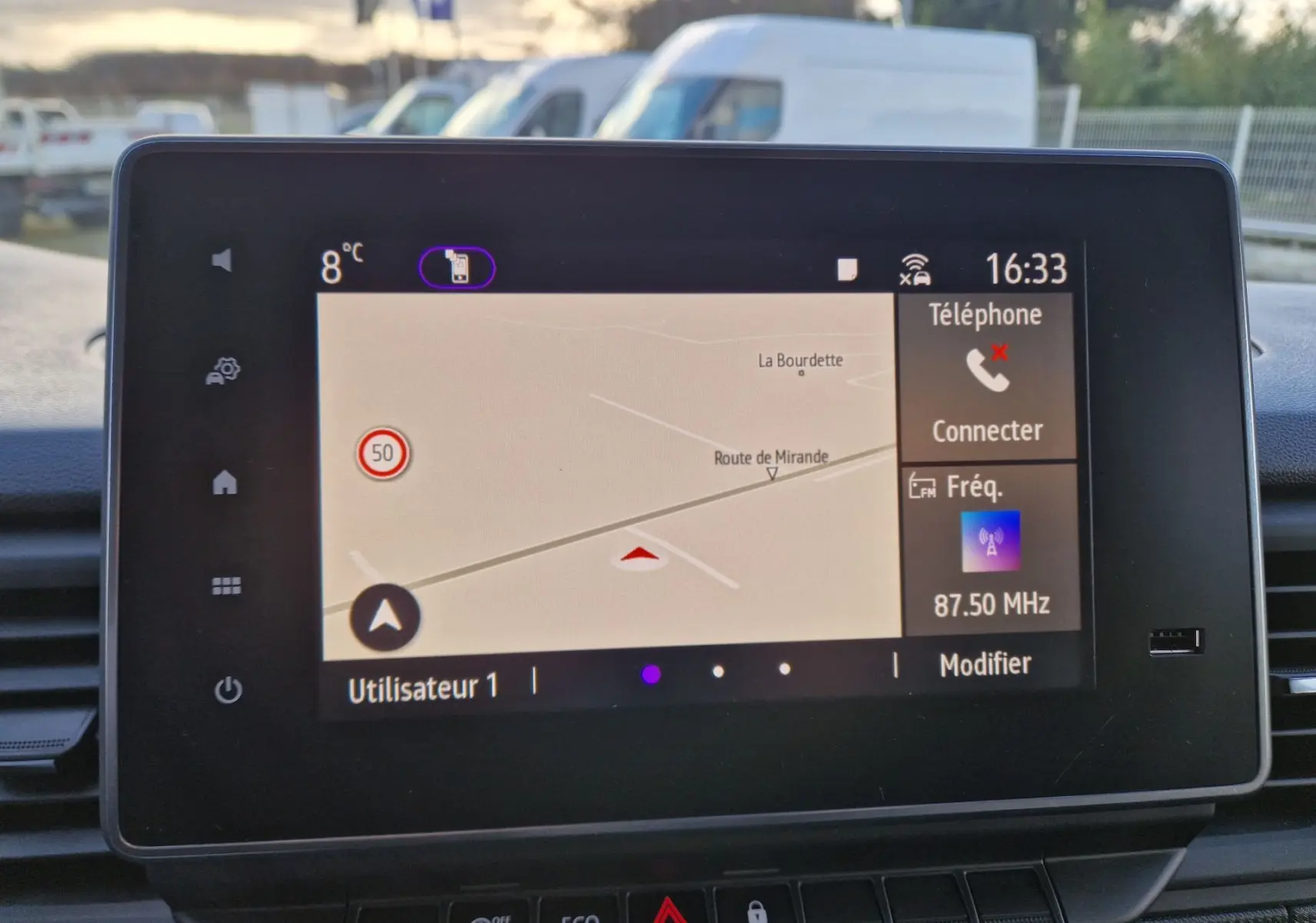 Écran tactile Easy Link 8'' du Renault Trafic Fourgon gris Highland, affichant navigation et options connectées.