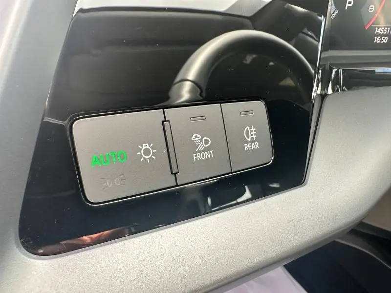 Détail des commandes d’éclairage sur la planche de bord noire de l’Audi A3 Sportback 30 TFSI 2024.