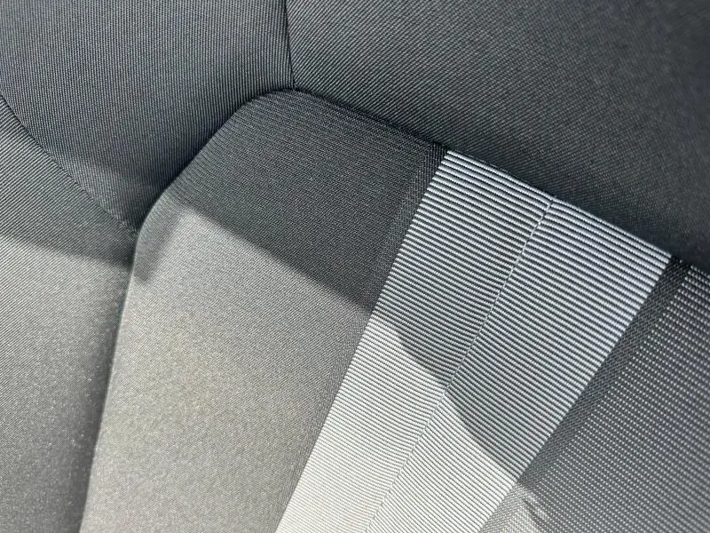 Gros plan sur le tissu Intention Noir Argent de la banquette arrière de l'Audi A3 Sportback 30 TFSI 2024.