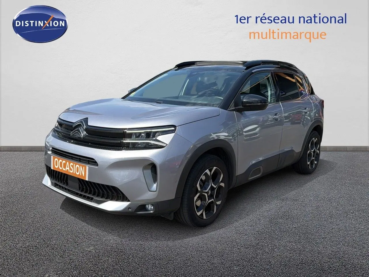 Citroën C5 Aircross gris acier en 3/4 avant droit, avec jantes bi-ton et toit noir contrasté.