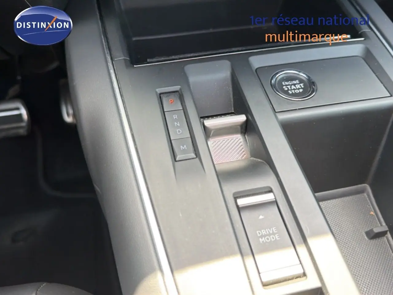 Gros plan sur la console centrale avec levier de vitesses automatique et bouton start/stop du Citroën C5 Aircross 2023 gris acier.