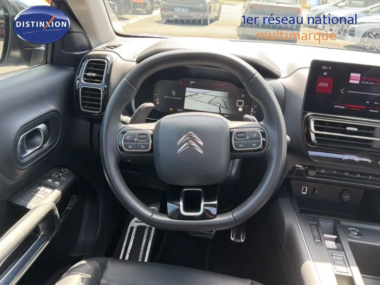 Vue intérieure centrée sur le volant et le tableau de bord du Citroën C5 Aircross 2023, finition noire moderne.