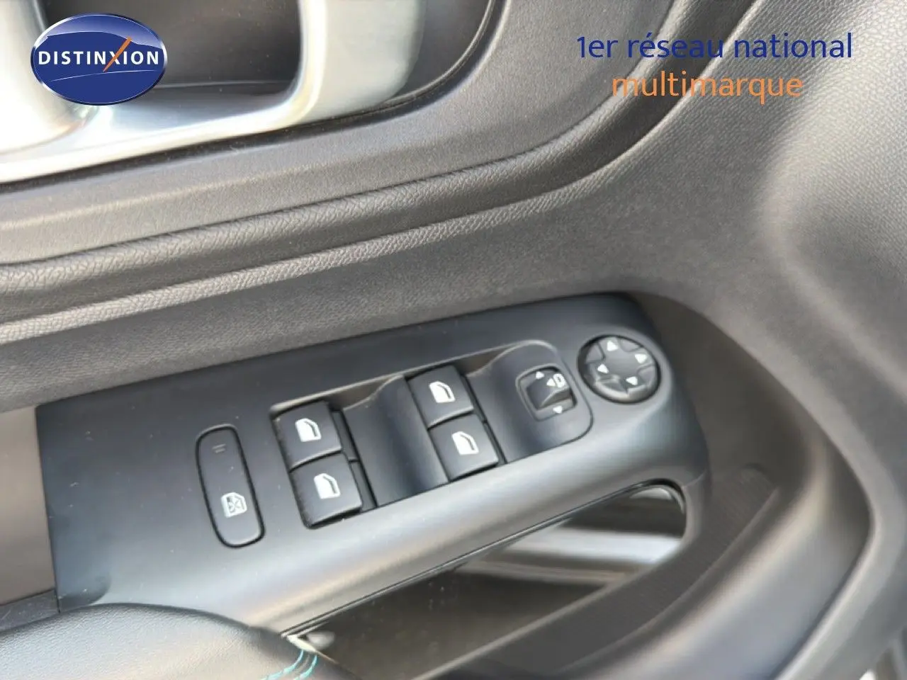 Gros plan sur les commandes de lève-vitres et rétroviseurs côté conducteur du Citroën C5 Aircross gris acier.