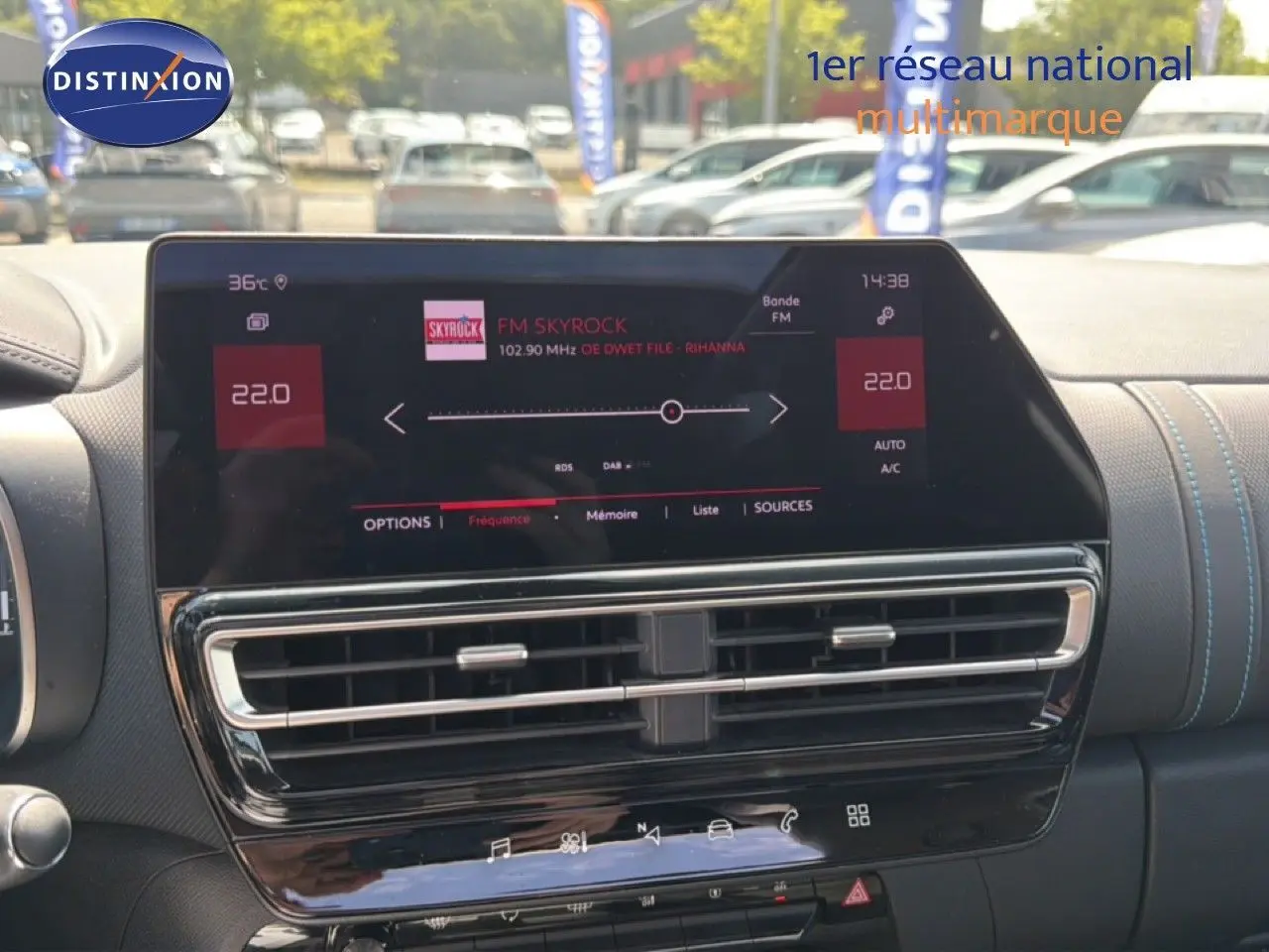 Vue intérieure centrée sur l'écran tactile et la console centrale du Citroën C5 Aircross 2023, ambiance noire moderne.