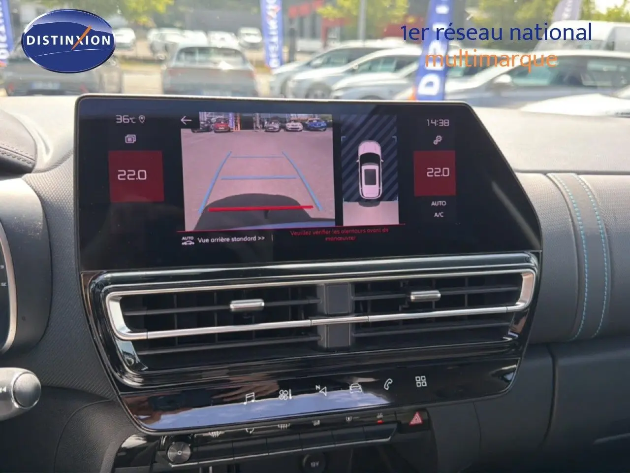 Écran central du tableau de bord du Citroën C5 Aircross 2023 montrant la caméra de recul et la climatisation à 22°C.