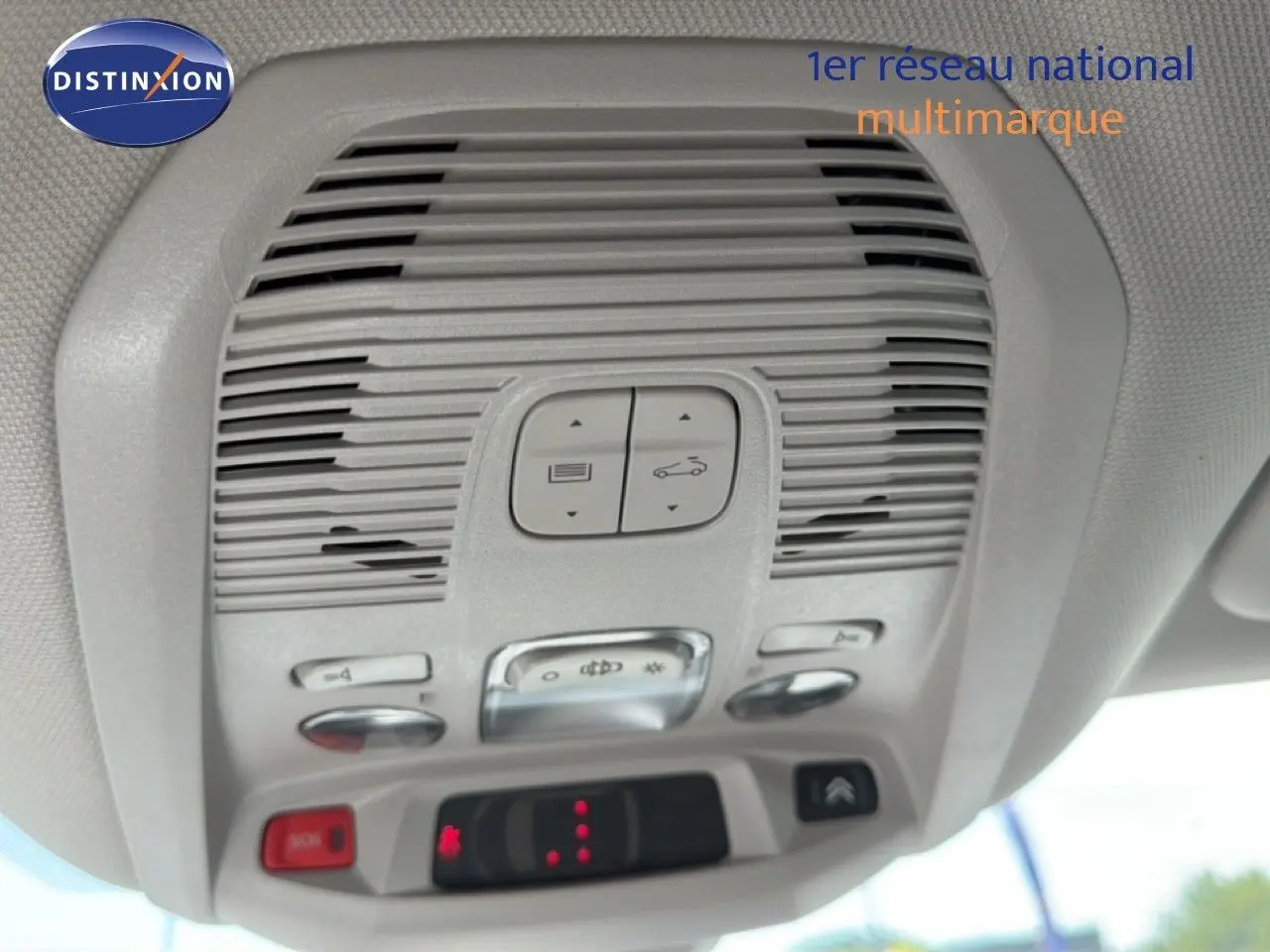 Vue en gros plan du plafonnier gris clair avec commandes d’éclairage et bouton SOS du Citroën C5 Aircross 2023.