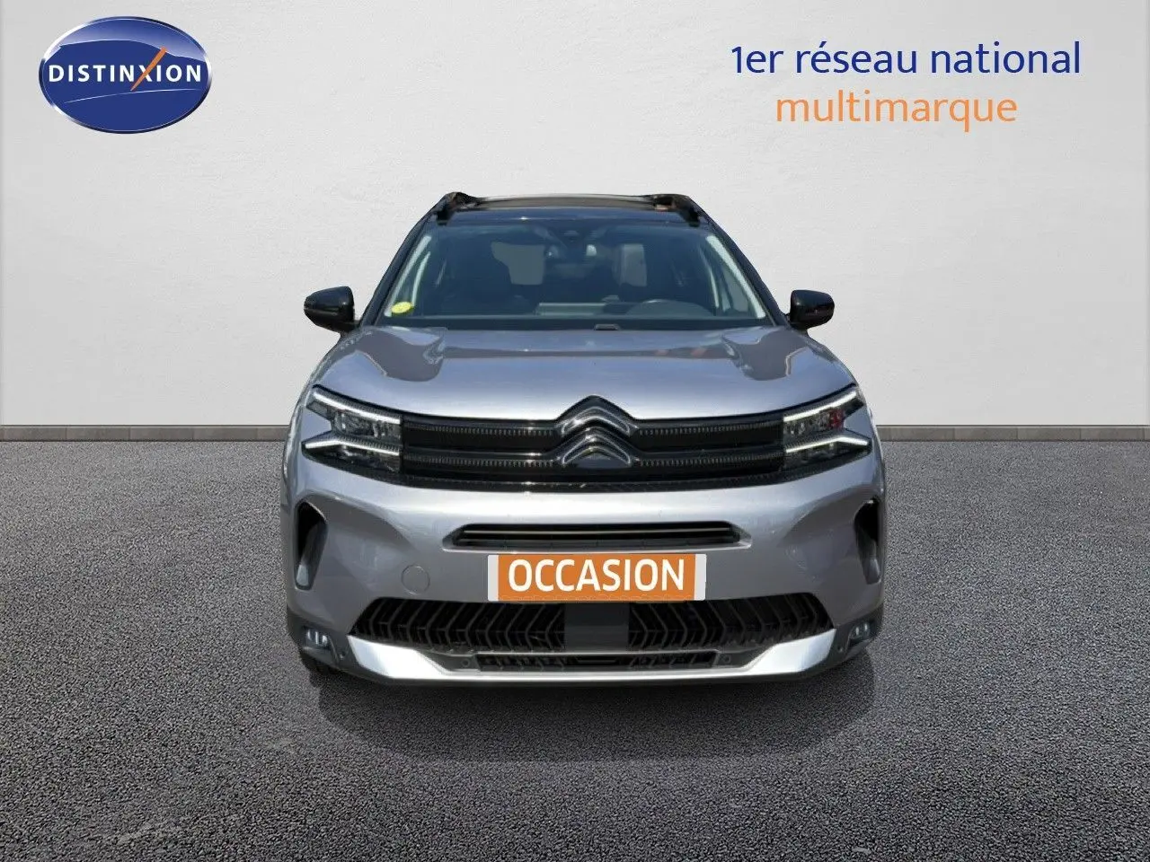 Vue avant d'un Citroën C5 Aircross gris acier 2023 avec calandre noire et feux LED distinctifs.