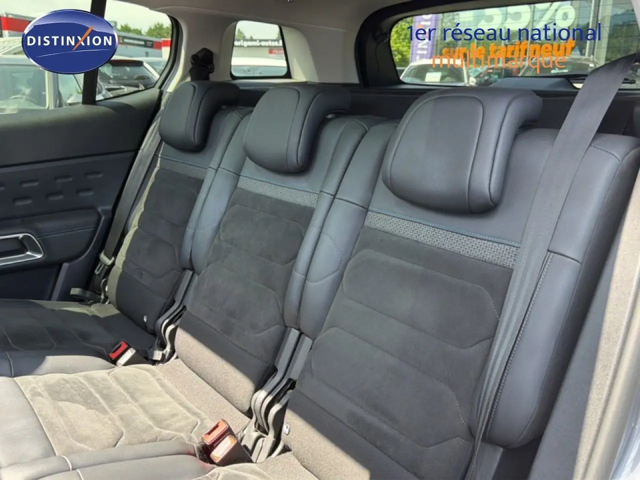 Vue intérieure des sièges arrière en tissu et cuir noir du Citroën C5 Aircross 2023, version gris acier.
