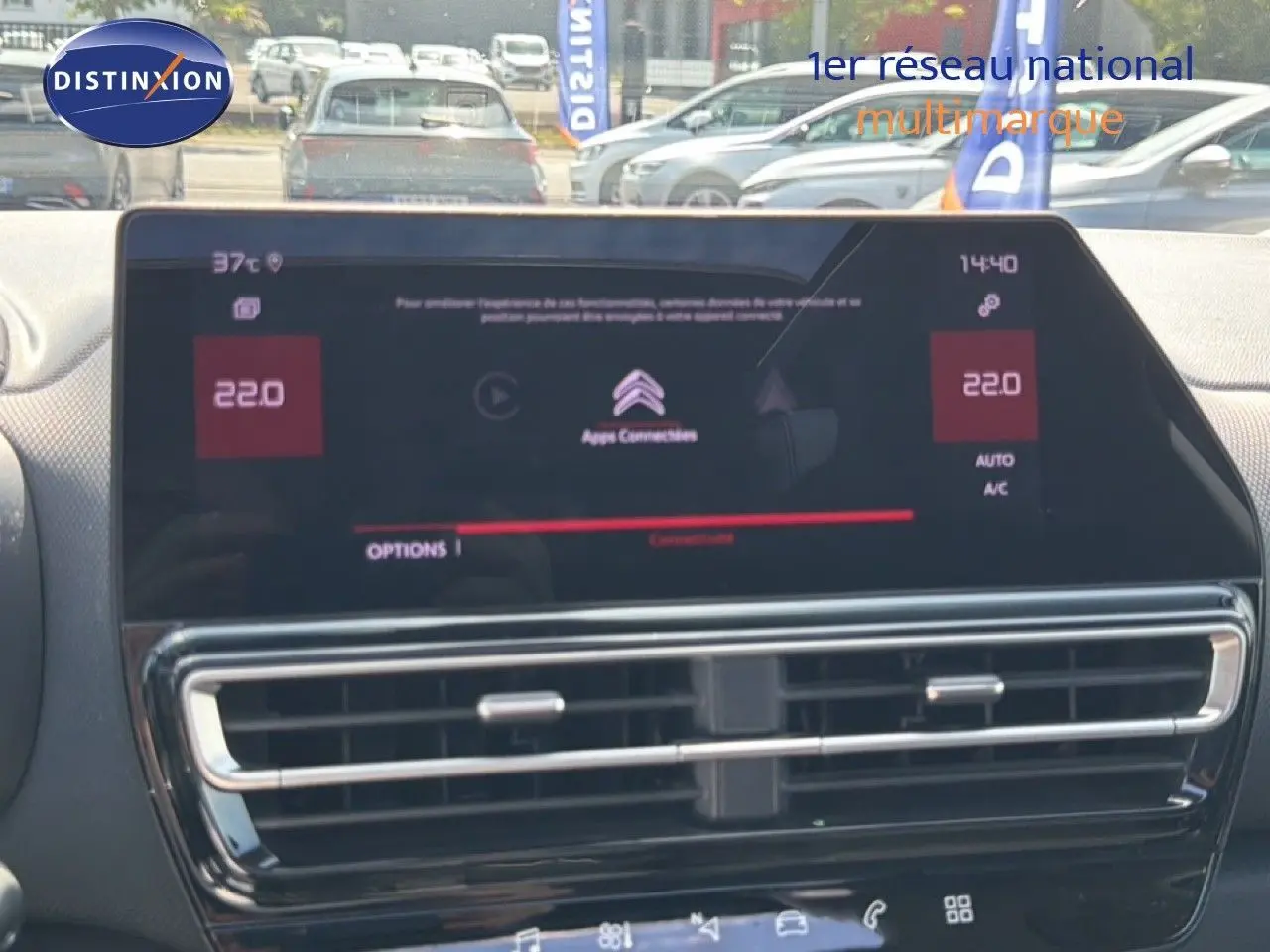 Vue intérieure du tableau de bord du Citroën C5 Aircross 2023, écran tactile central avec affichage de la climatisation à 22°C.