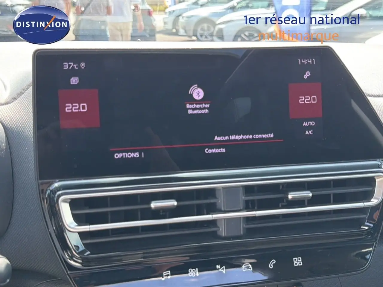 Vue intérieure du tableau de bord du Citroën C5 Aircross 2023, écran tactile affichant la climatisation à 22°C.