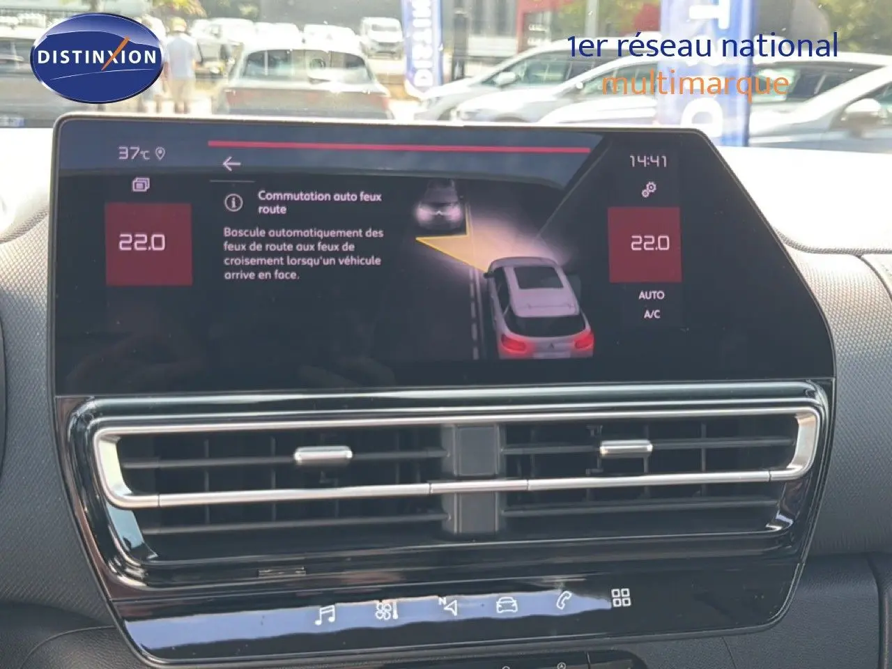 Vue rapprochée de l’écran central du tableau de bord du Citroën C5 Aircross 2023 affichant la commutation automatique des feux.