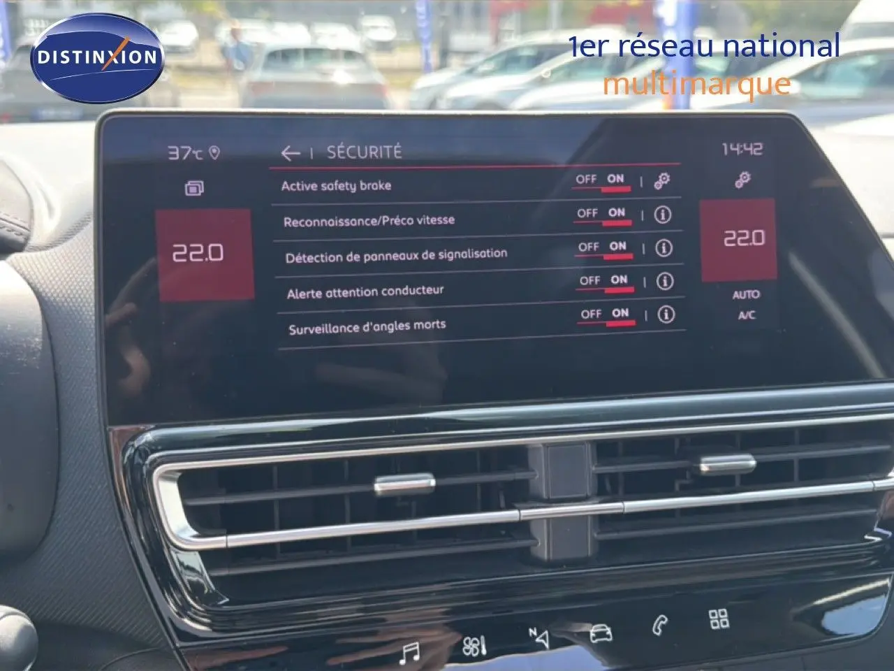 Vue rapprochée de l’écran tactile central affichant les options de sécurité du Citroën C5 Aircross 2023.