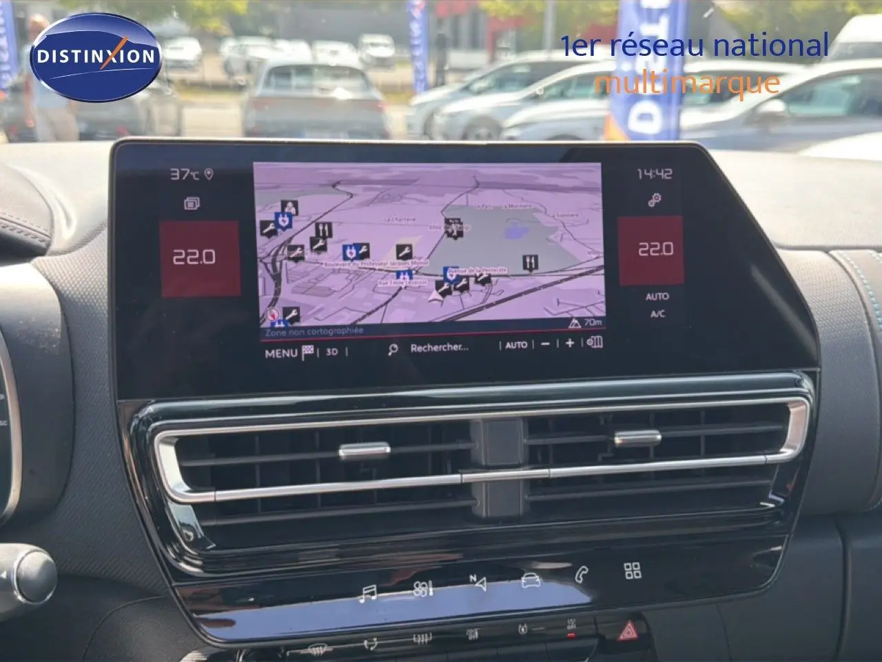 Vue rapprochée de l’écran tactile central du tableau de bord du Citroën C5 Aircross 2023, affichant la navigation.