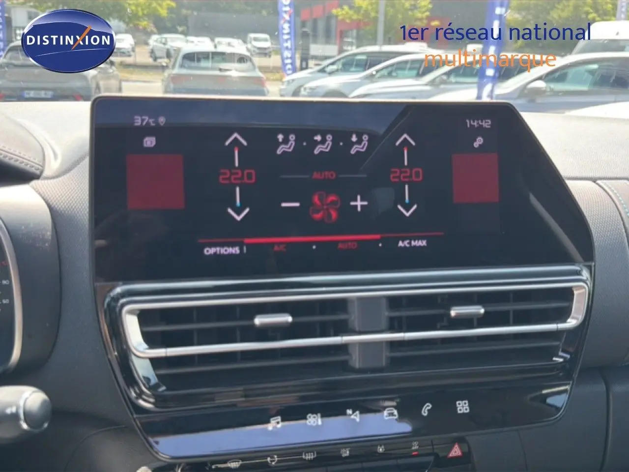 Vue rapprochée du tableau de bord digital du Citroën C5 Aircross 2023, affichant la climatisation à 22°C.