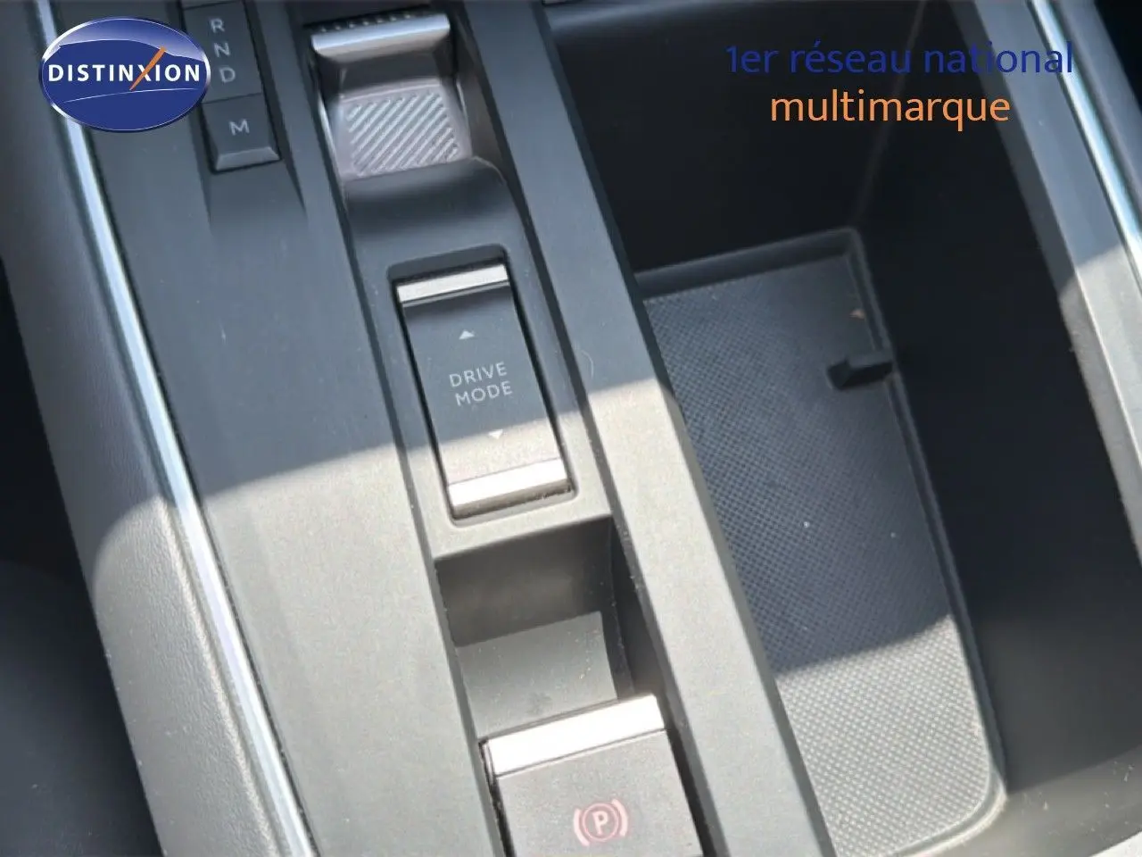 Gros plan sur la console centrale du Citroën C5 Aircross gris acier, avec bouton Drive Mode et frein à main électrique.
