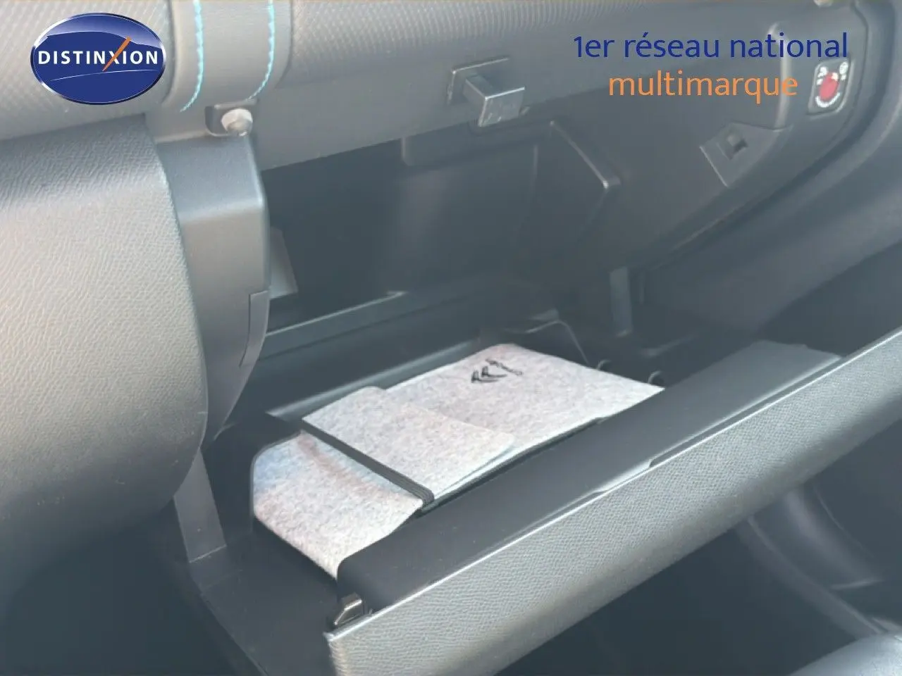 Intérieur de la boîte à gants ouverte du Citroën C5 Aircross 2023, avec un rangement en tissu gris visible.