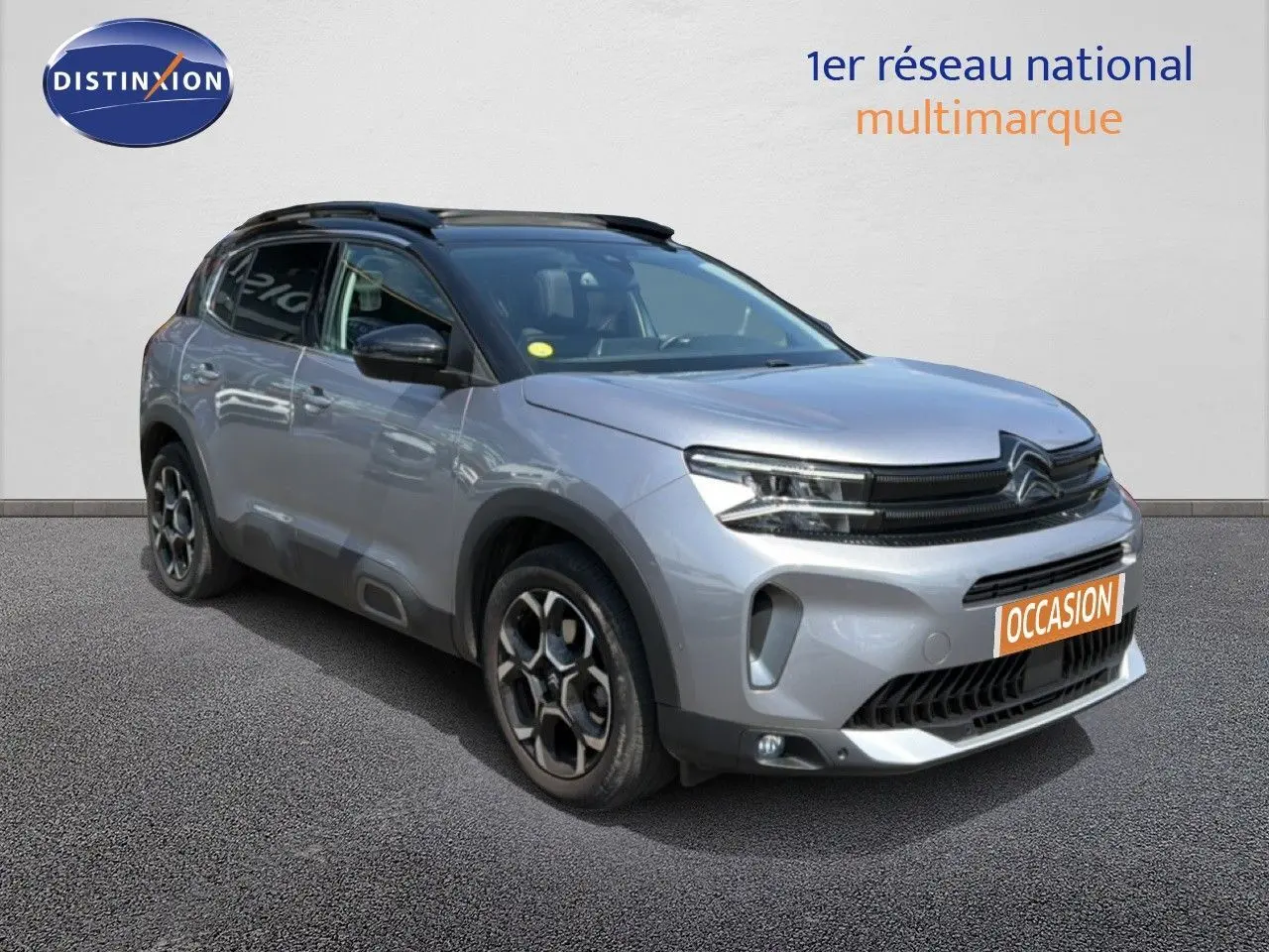 SUV Citroën C5 Aircross gris acier en 3/4 avant droit avec jantes bi-ton et toit noir.