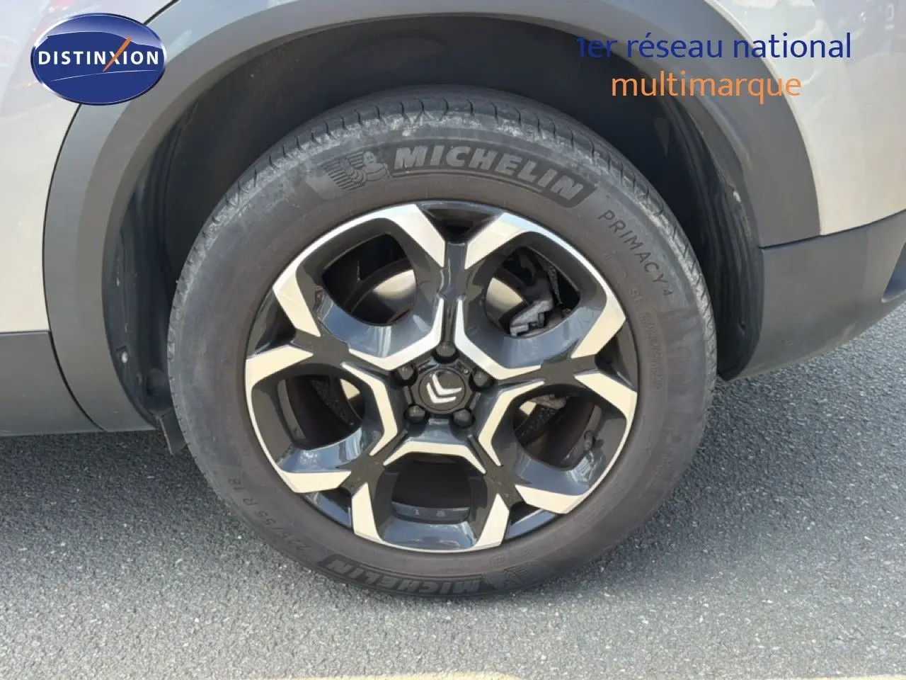 Gros plan sur la roue avant droite du Citroën C5 Aircross gris acier, avec jante alliage bicolore et pneu Michelin.