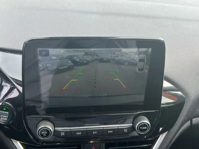 Écran de caméra de recul dans une Ford Fiesta gris 2018, affichant le parking derrière le véhicule.