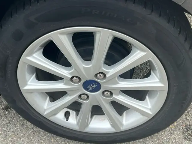 Gros plan sur la jante argentée en alliage de la Ford Fiesta gris 2018, mettant en valeur le logo Ford central.