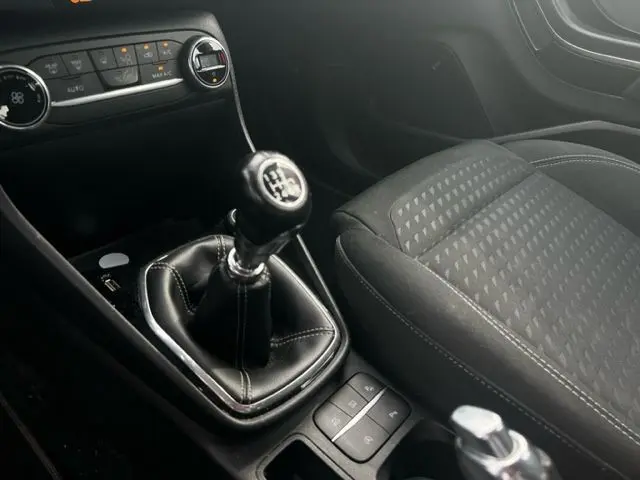 Gros plan sur la boîte manuelle et le siège avant gris à motifs de la Ford Fiesta 1.0 EcoBoost essence de 2018.