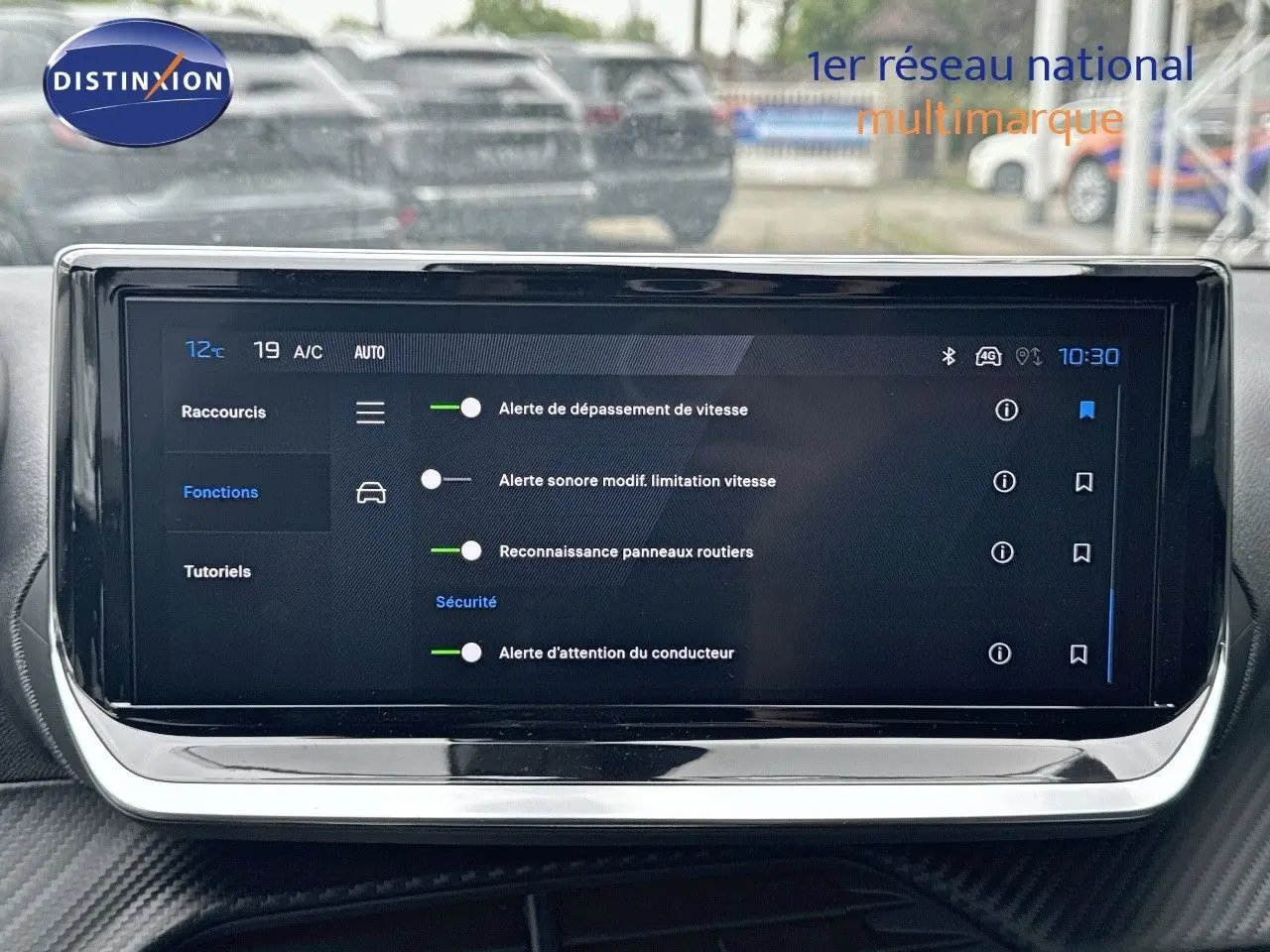 Écran tactile central du Peugeot 2008 Hybrid 136ch Allure 2025 affichant les options d'alerte de sécurité et reconnaissance des panneaux.