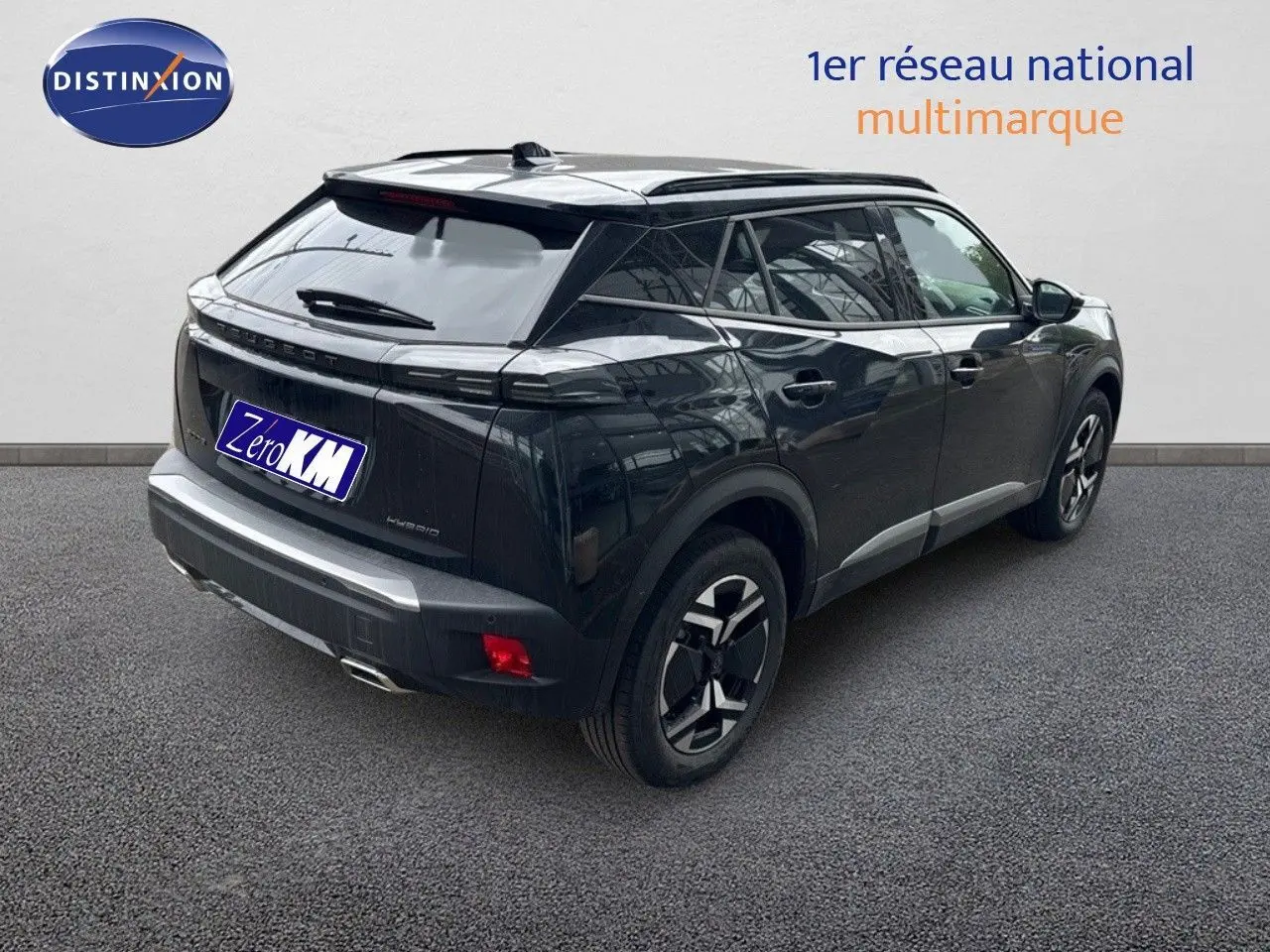 Peugeot 2008 Hybrid noir métal vue 3/4 arrière droit, soulignant ses lignes modernes et jantes bi-ton.