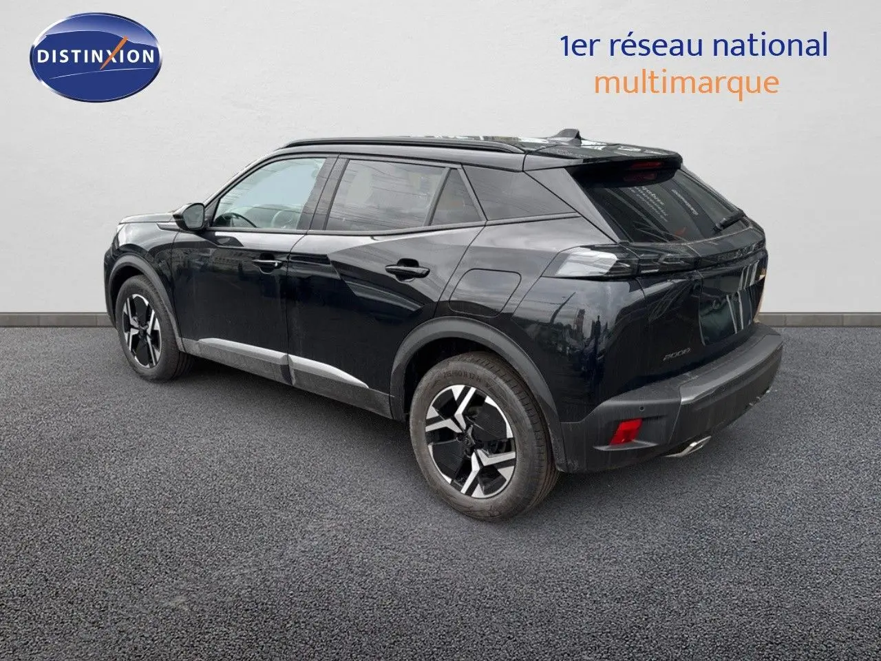 Peugeot 2008 Hybrid noir métal vue 3/4 arrière côté gauche, avec jantes bicolores et toit noir.
