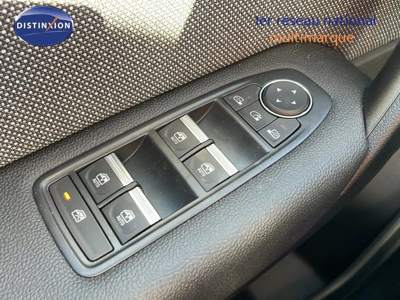 Gros plan sur les commandes des vitres et rétroviseurs côté conducteur du Renault Captur E-Tech hybride 2025.