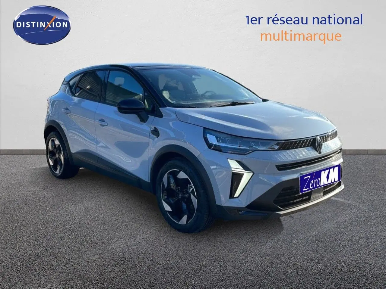 Renault Captur E-Tech hybride gris Rafale avec toit noir, vue 3/4 avant mettant en valeur ses phares LED distinctifs.