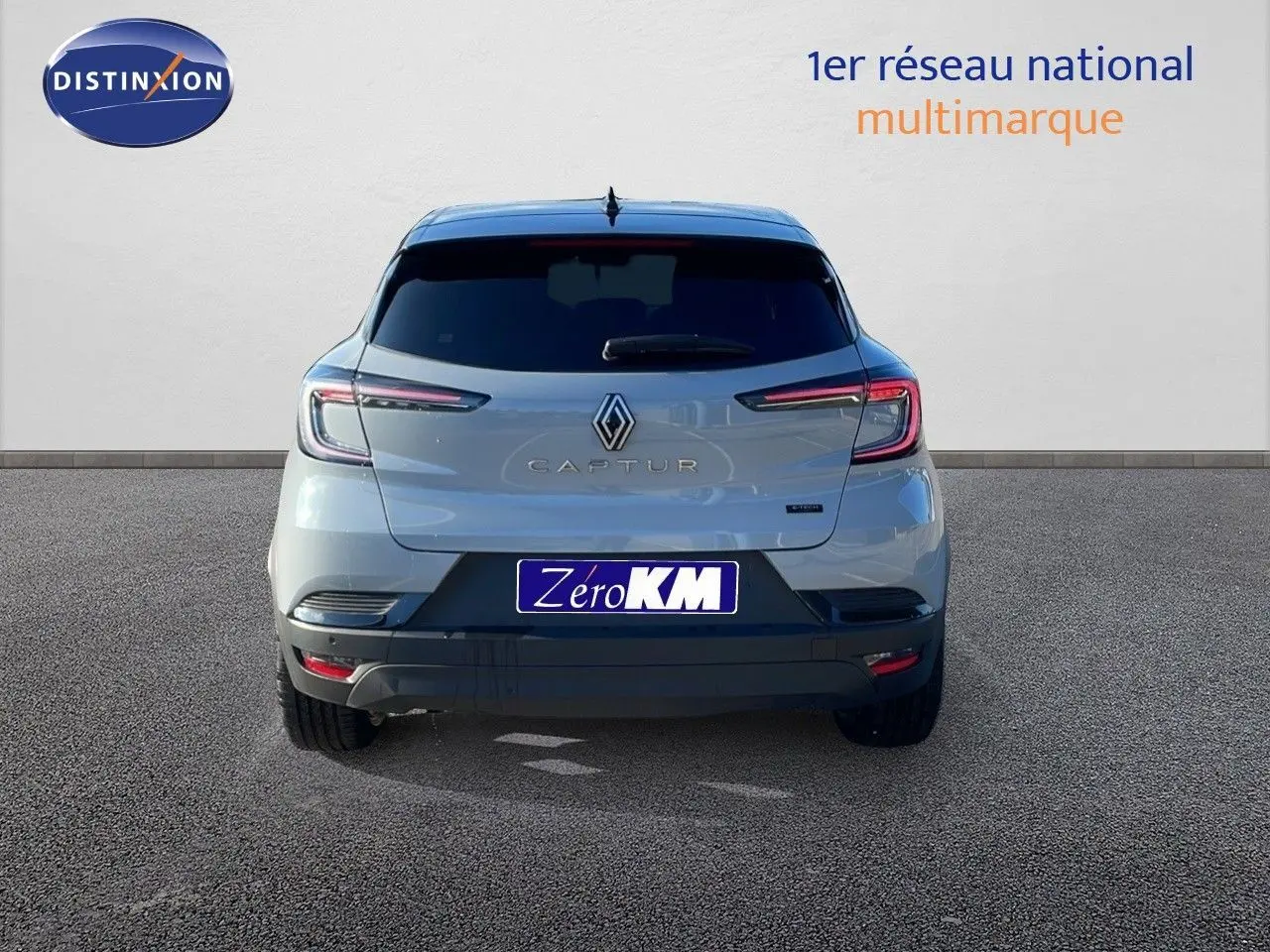 Vue arrière d'un Renault Captur gris Rafale métal avec toit noir, mettant en valeur ses feux LED fins et sa silhouette compacte.