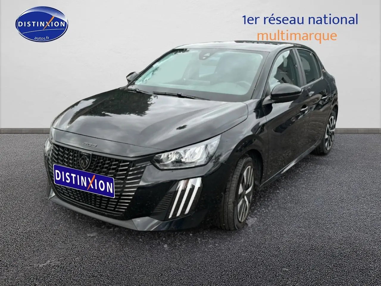 Peugeot 208 1.2 100 style noire vue 3/4 avant, avec phares LED et jantes alliage distinctives.