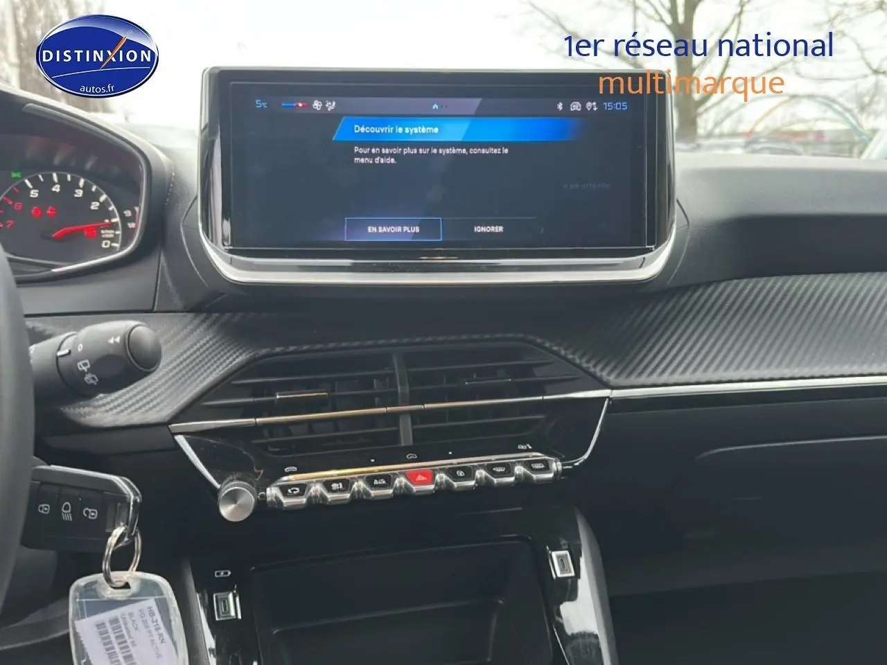 Tableau de bord de Peugeot 208 1.2 100 style 2025, écran tactile central et commandes piano en finition noire.