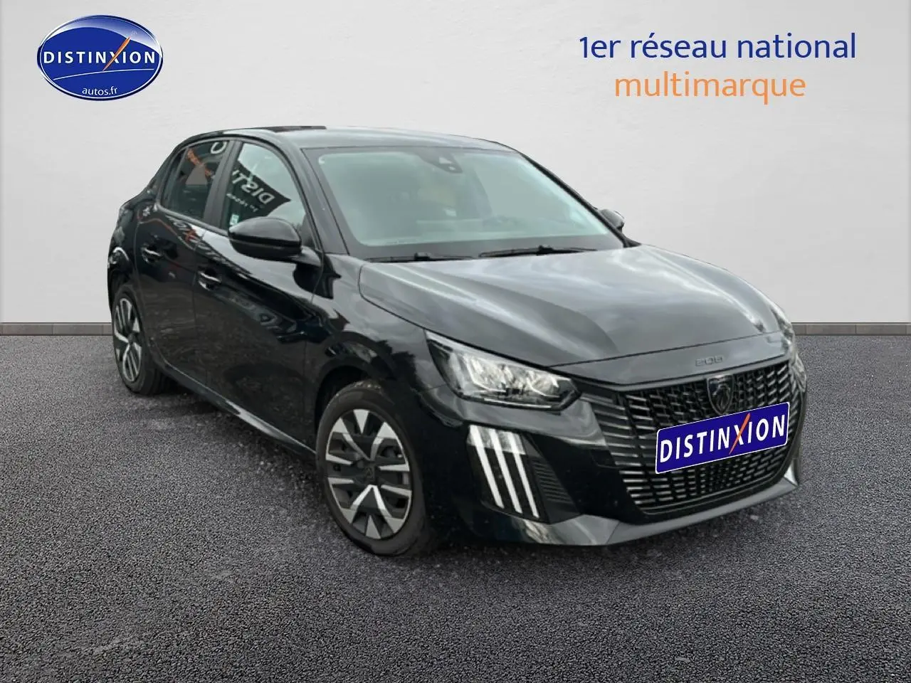 Peugeot 208 noire vue en 3/4 avant droit, avec calandre distinctive et jantes au design moderne.