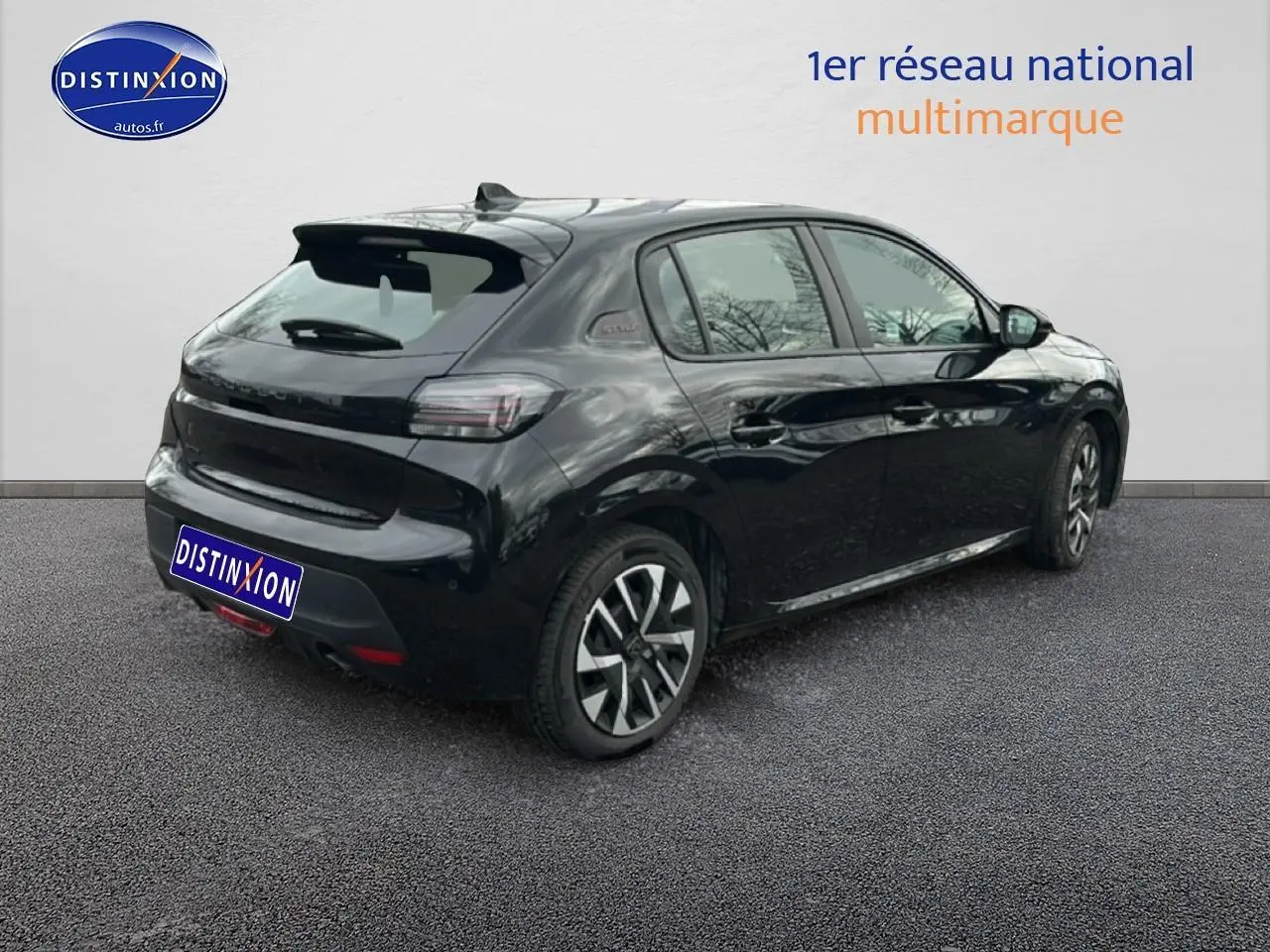 Peugeot 208 1.2 100 style noire vue 3/4 arrière droit avec jantes spécifiques et vitres teintées.