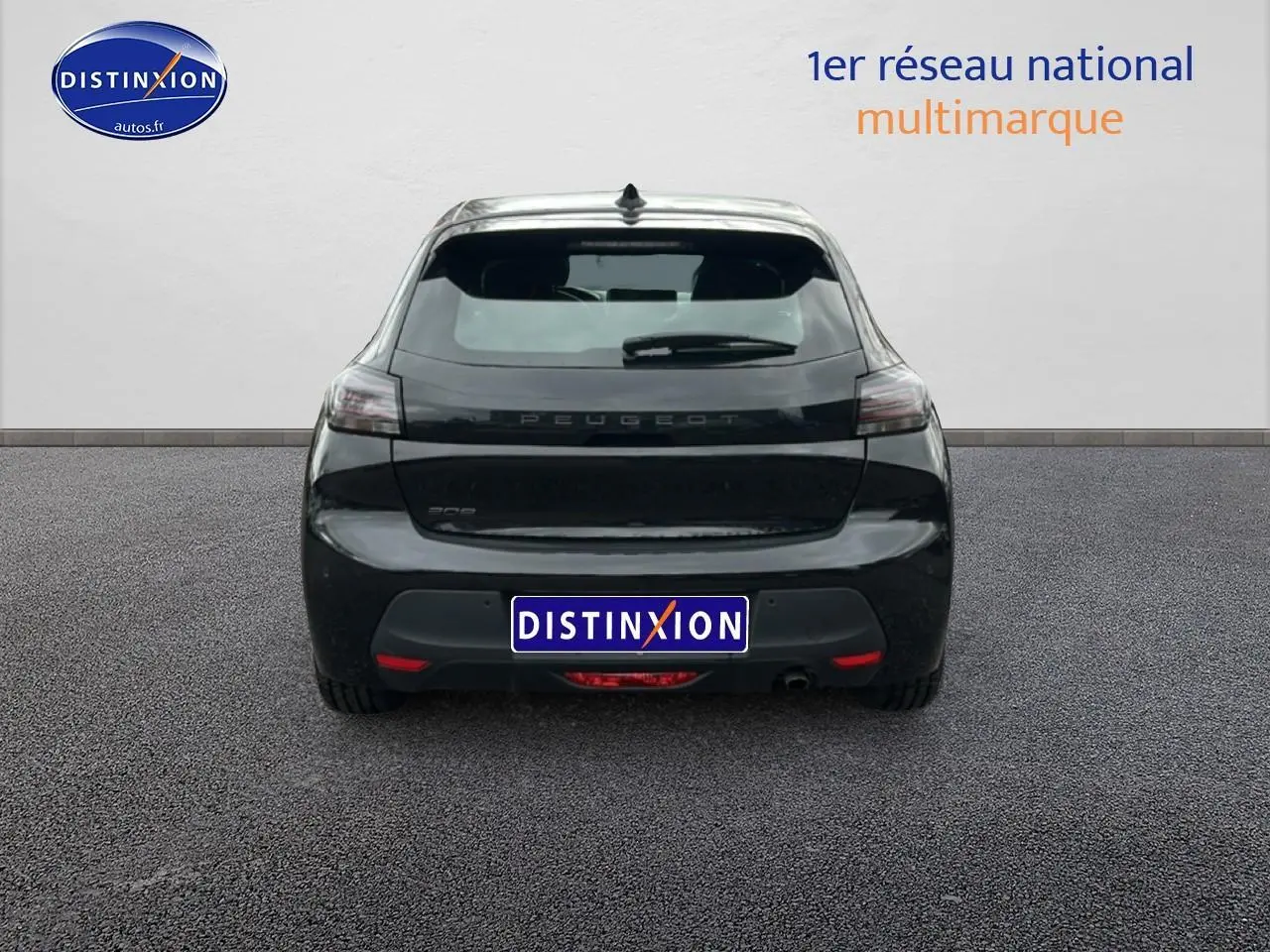 Vue arrière d’une Peugeot 208 noire 2025 avec feux arrière LED et lunette teintée sur fond neutre.