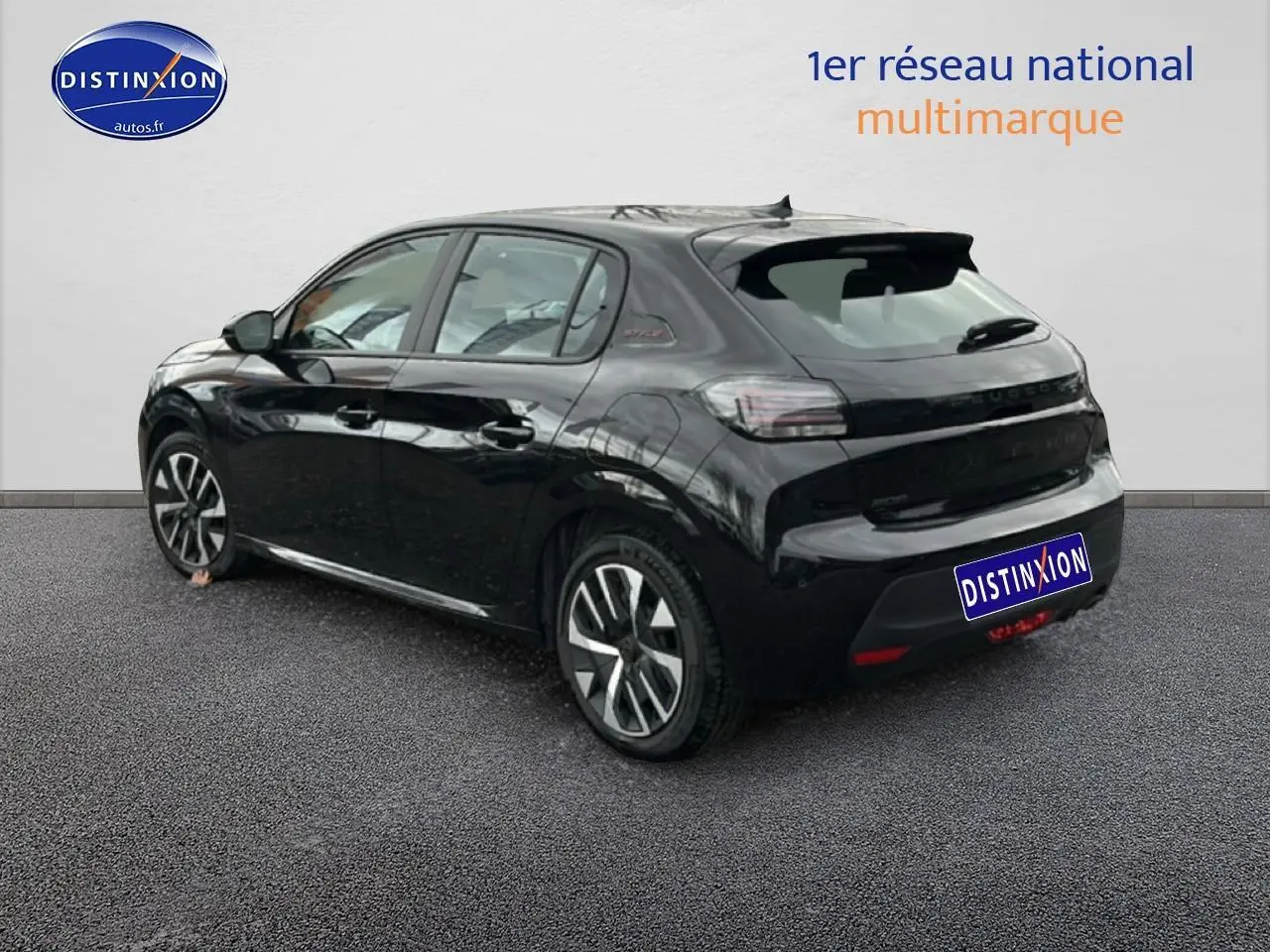 Peugeot 208 noir vue 3/4 arrière droit, avec jantes distinctives et vitres arrière surteintées.