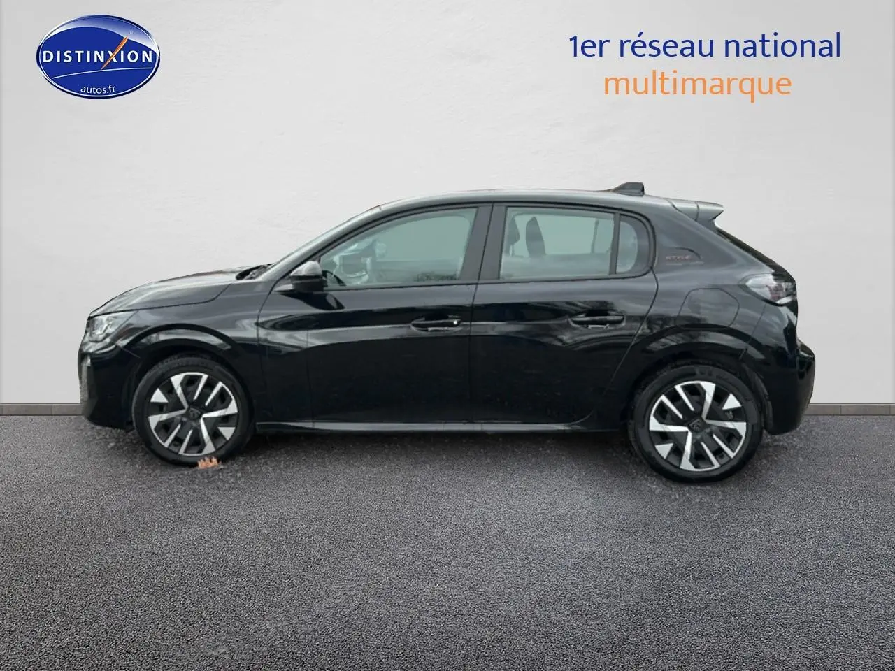 Profil côté gauche d'une Peugeot 208 noire 2025 version 1.2 100 style avec jantes distinctives et vitres teintées.